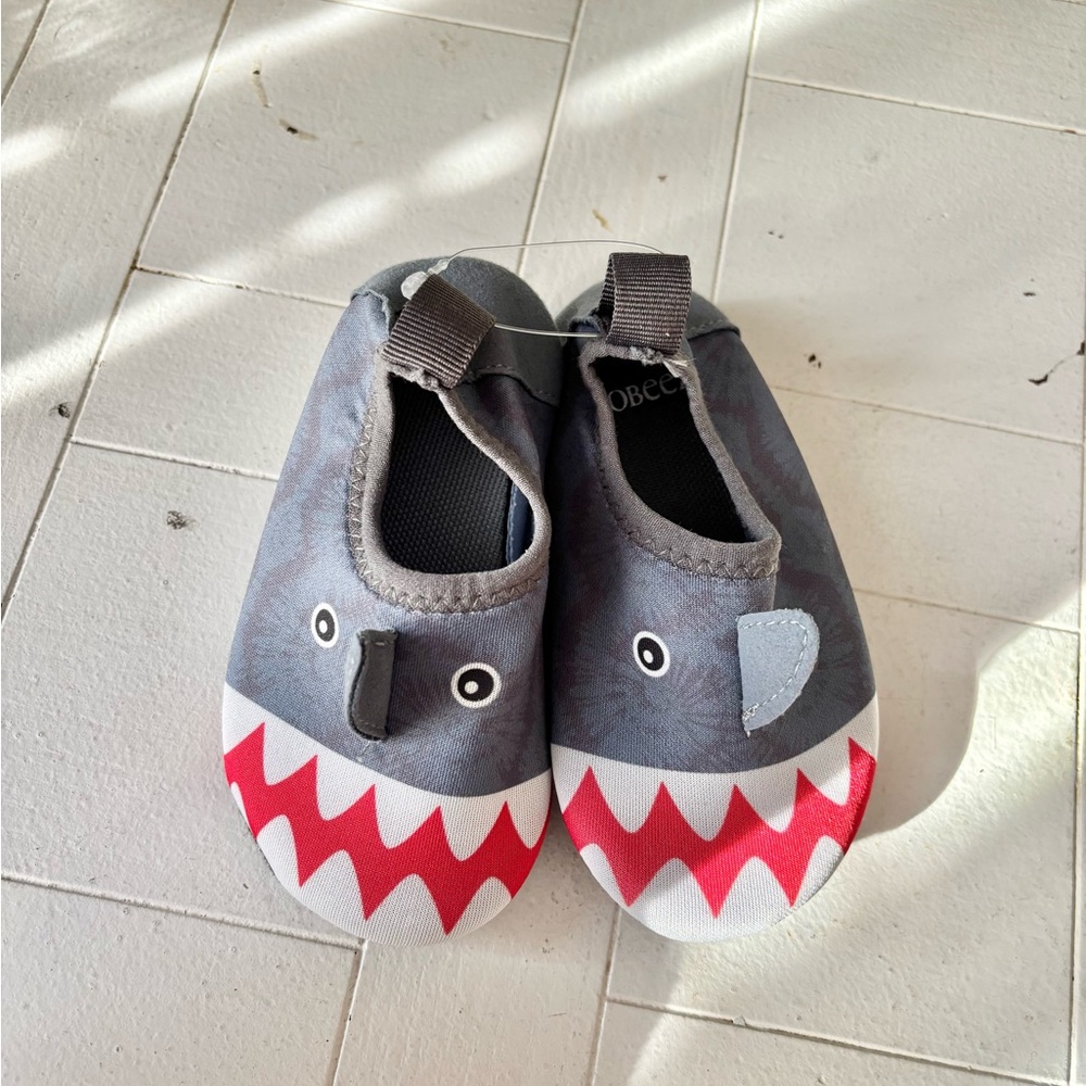EUC Robeez Baby Boy Sz 6(18-24mo) Gray Shark Shoes